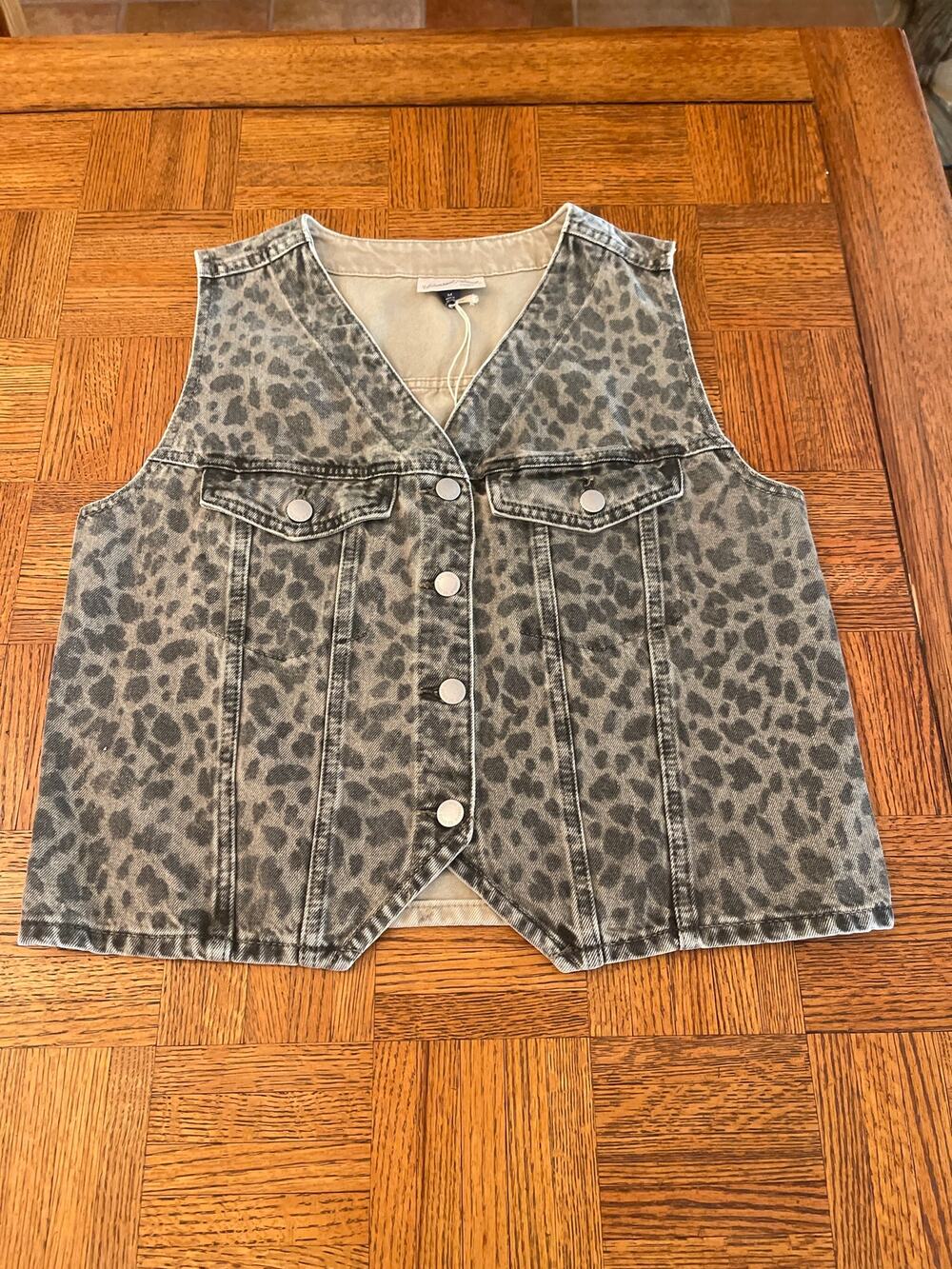 Universal Thread animal print denim vest size medium